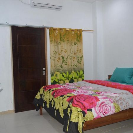 Labuan Bajo Mahoni Guesthouse Eksteriør billede